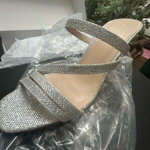 Pelle Moda - brand new- silver heels- size 9